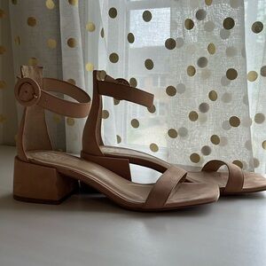 Vince Camaro size 8 1/2 M beige shoe